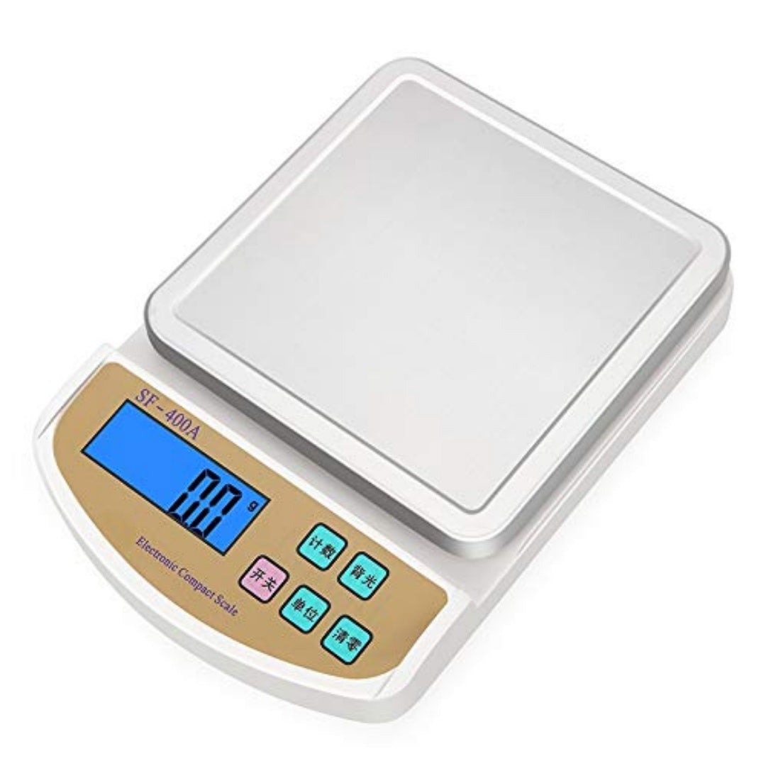 Ingredienti pesati su una base di misurazione con corpo in acciaio inox e con indicatore digitale