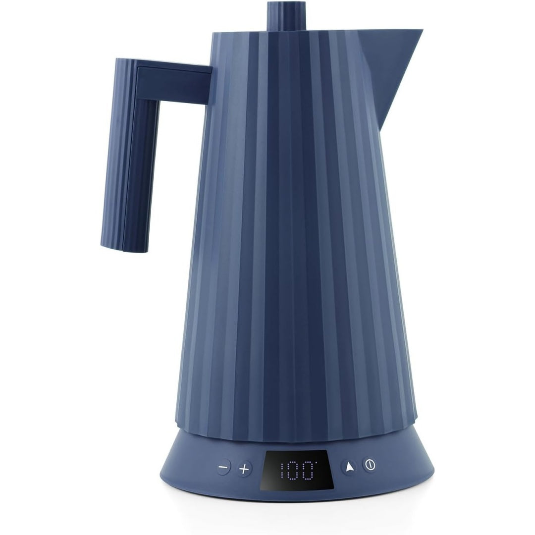 Preparazione dell'acqua in una caraffa elettrica con potenza dichiarata di 2200 W