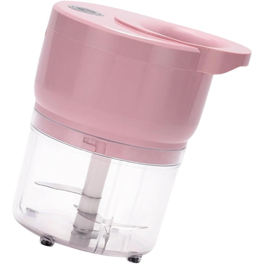 Di colore rosa, preparazione degli ingredienti in un robot da cucina