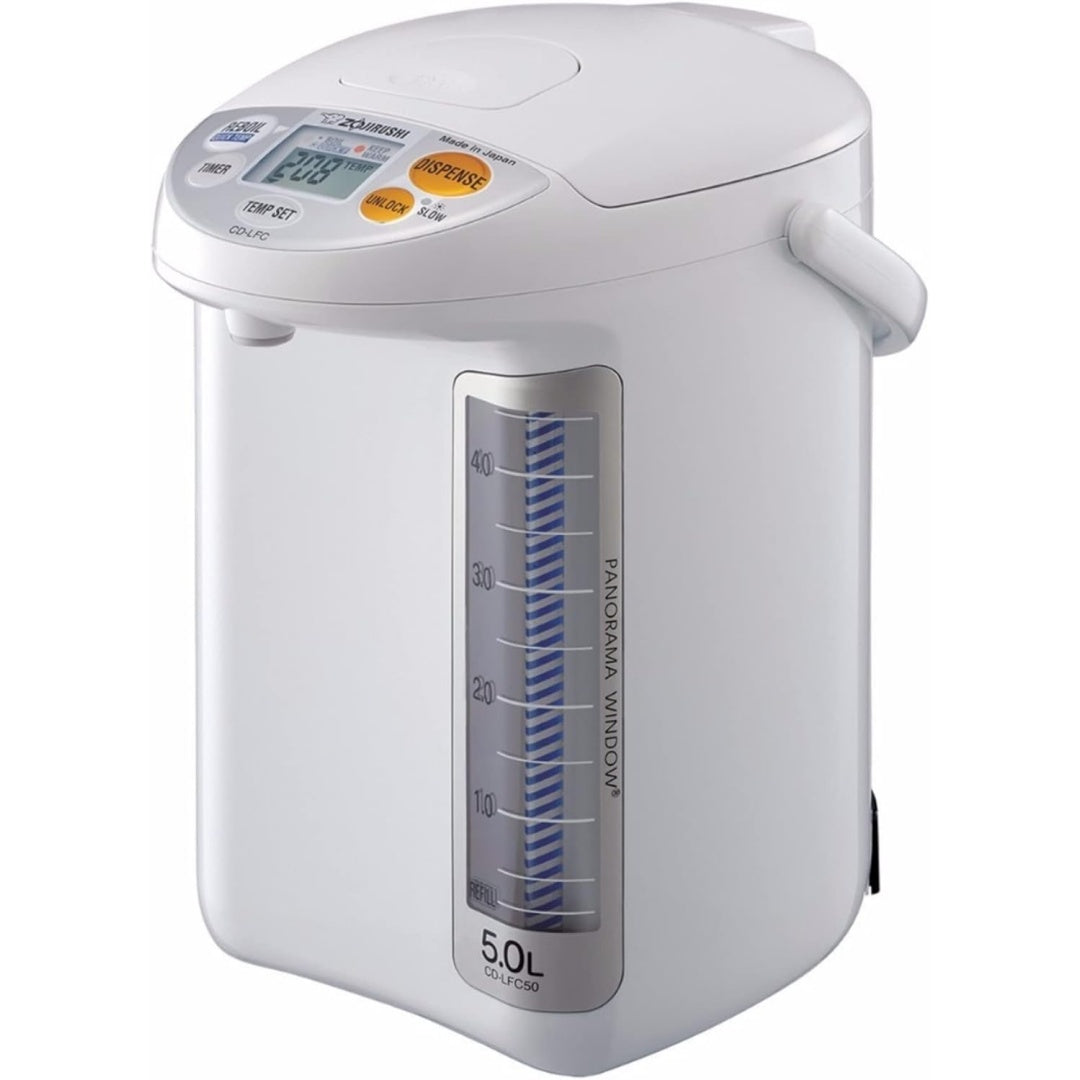 Un bollitore da sollevare per versare di colore bianco e con indicatore del livello dell'acqua