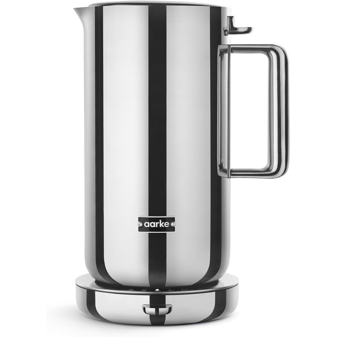Una caraffa riscaldante per preparare le bevande con corpo in acciaio inox